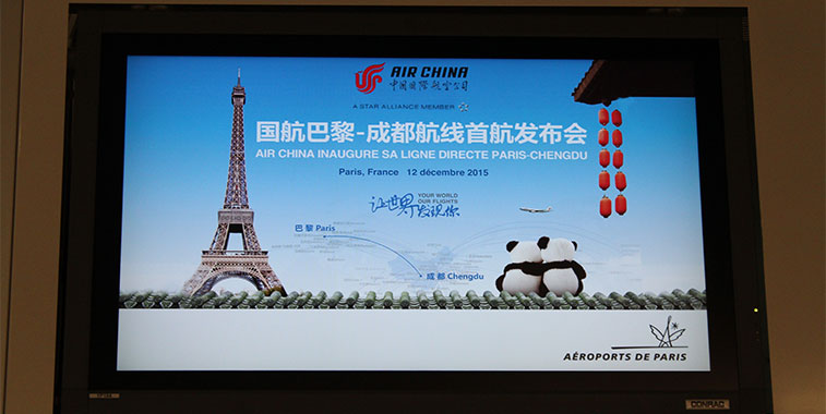 After arriving into Terminal one from his hotel, one of the first boards that anna.aero’s Assistant Editor, Jonathan Ford, come across was a monitor promoting the inaugural flight between Paris and Chengdu. These displays were pictured in various sites around the terminal in order to promote the new service to the thousands of passengers passing through the facility that morning. 