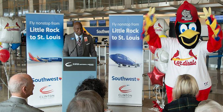 Speaking at Little Rock Airport on 6 January, Airport Commission Chairman Virgil L. Miller, Jr. and Fredbird, mascot of the St. Louis Cardinals, celebrate the inauguration of Southwest Airlines’ flights between the two cities. The 702-Kilometre sector will face direct competition from Alaska Airlines.