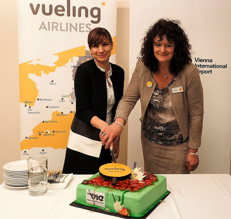 Vueling, cut this fabulous cake baked to commemorate the start of the IAG-owned airline’s five times weekly service from Paris CDG to the Austrian capital city