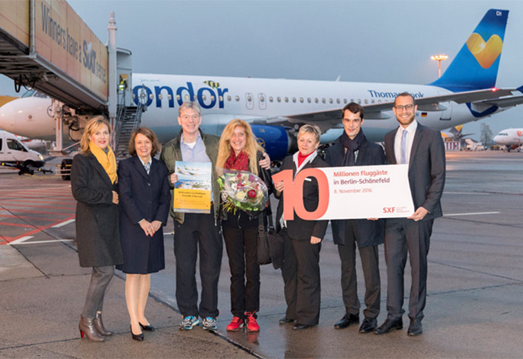 Berlin Schönefeld Airport welcomed its ten millionth passenger almost two months before year’s end. For the first time, passenger numbers at the airport are now in the double-digit millions. Marking the significant traffic milestone are: Silvia Adam, Key Account Management, Condor; Stefanie Gumz, Cabin Crew Condor; Dieter Beckers and Nancy Kauffmann (ten millionth passenger); Franziska Rokicki, Service Traffic Director, Berlin Brandenburg Airport; Björn Scheele, Regional Director North Germany, Condor; and Johannes Mohrmann, Senior Manager Key Account and Business Development, Berlin Brandenburg Airport. 