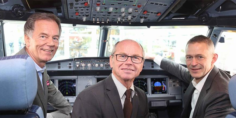 Shortly after landing in the cockpit of the new Eurowings Airbus A320: Airport Managing Director Roland Hermann, Vice President Christian Stöckl and Eurowings Managing Director Michael Knitter.