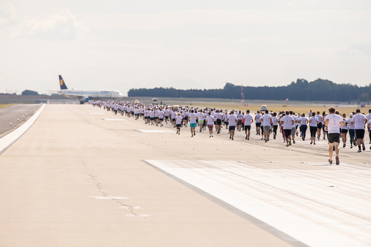 Final call to enter Budapest Airport-anna.aero Runway Run anna.aero.